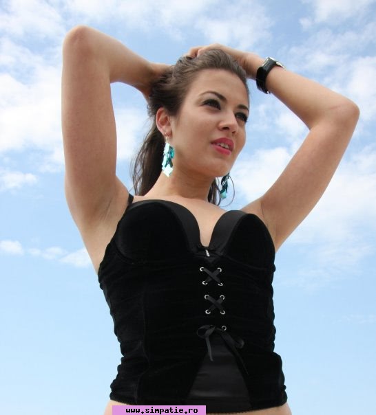 femei fara lenjerie intima